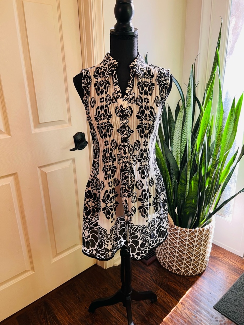 Alfani Black White Damask Blouse Size 6 Sleeveless Pleated Sheer Top